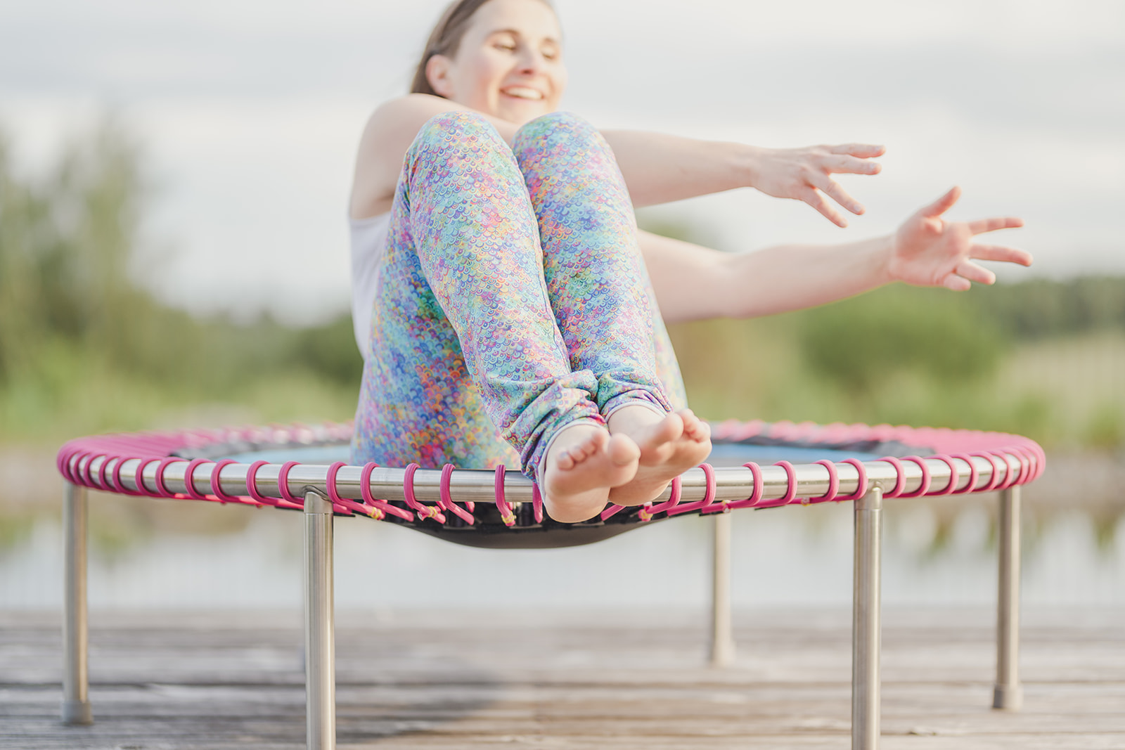 Marianne beim happyjump-Training, sitzend am Trampolinrand Rebounding und Spass beim Sport
