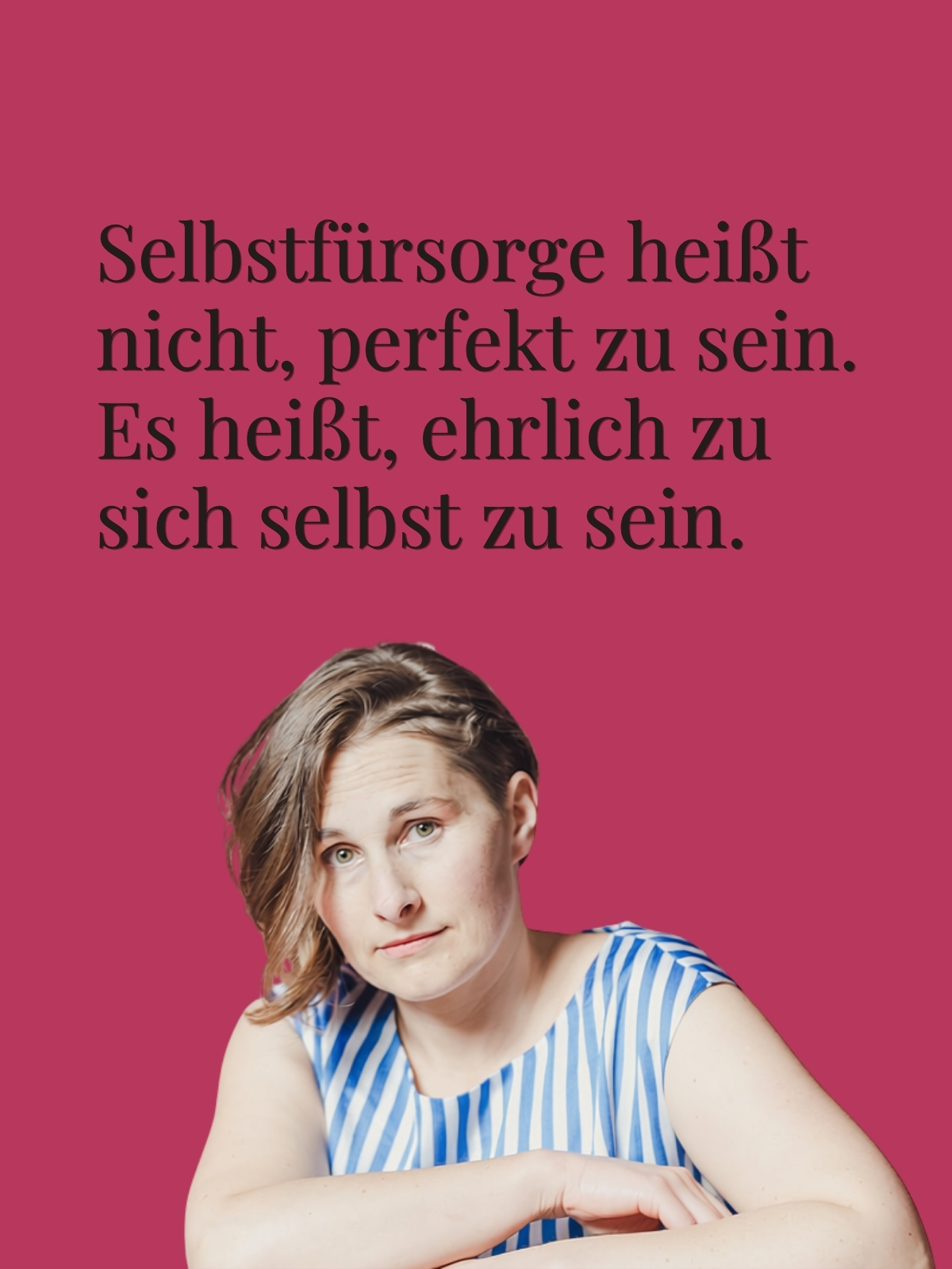 Marianne Brenninger schaut prüfend in die kamera mit blau weißem Kleid vor beerenpinkem Hintergrund, darüber der Satz: Selbstfürsorge heißt nicht, perfekt zu sein. Es heißt, ehrlich zu sich selbst zu sein.